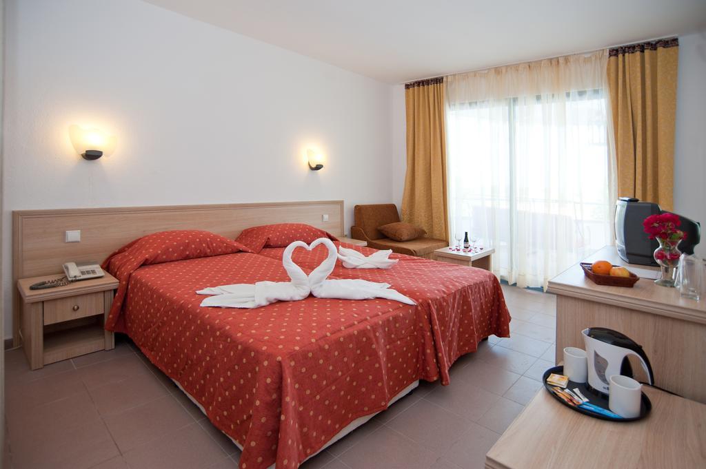Merlin Club Hotel Lozenets Room photo